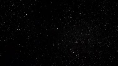 Siyah arka plan üzerine ağır çekim kar,