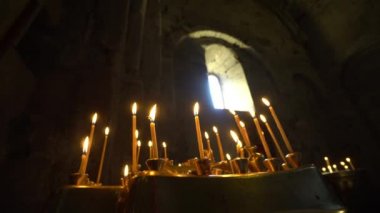 Konik mumlar yanan kilisede