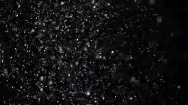 Siyah arka plan üzerine ağır çekim kar,