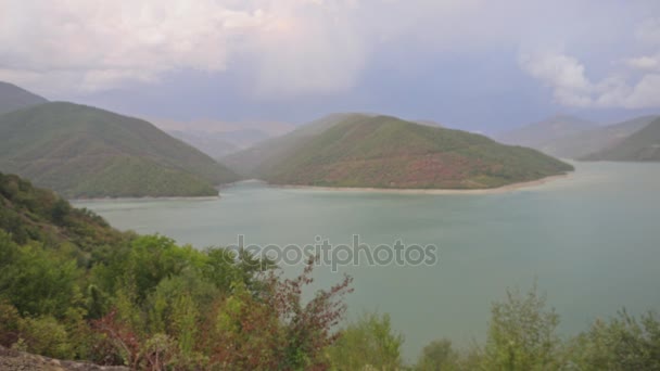 Vista al lago en las montañas — Vídeo de stock