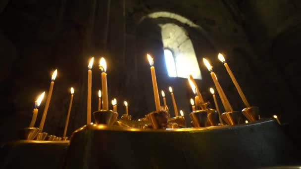 Свечи конуса горят в церкви — стоковое видео