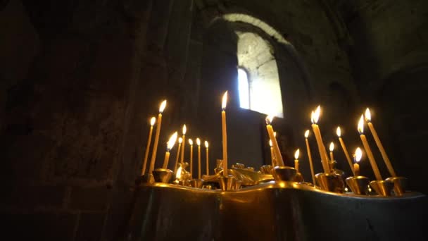 Velas cónicas ardiendo en la iglesia — Vídeo de stock