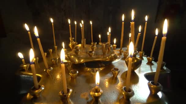 Свечи конуса горят в церкви — стоковое видео