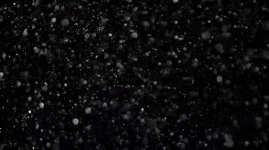 Siyah arka plan üzerine ağır çekim kar,