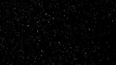 Siyah arka plan üzerine ağır çekim kar,