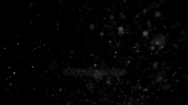 Siyah arka plan üzerine ağır çekim kar,