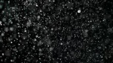 Siyah arka plan üzerine ağır çekim kar,