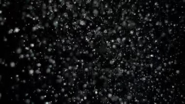 Siyah arka plan üzerine ağır çekim kar,