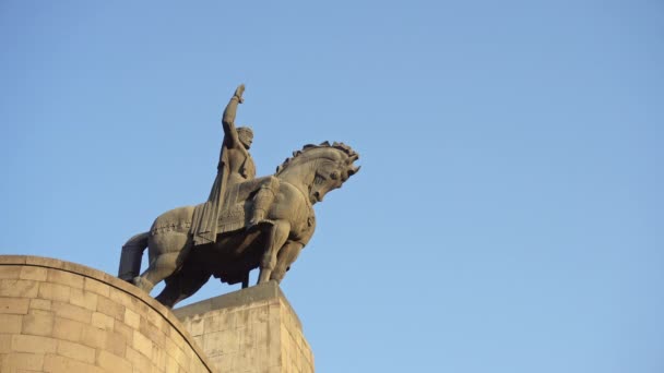 Denkmal des Königs vakhtang gorgasali — Stockvideo