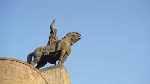 Monument of King Vakhtang Gorgasali — Stock Video