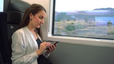 Bir genç bayan bir Smartphone treniyle.