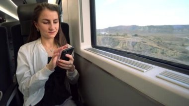 Bir genç bayan bir Smartphone treniyle.