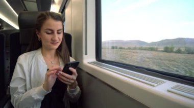 Bir genç bayan bir Smartphone treniyle.