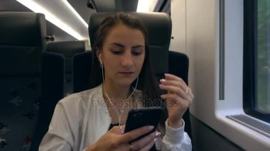 Bir genç bayan bir Smartphone treniyle.