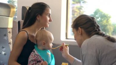 Trende bir bebek beslenme iki genç bayan