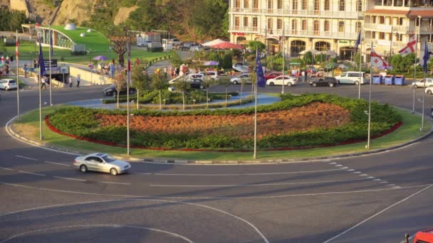 Vista panoramica di una rotonda a Tbilisi, Georgia — Video Stock