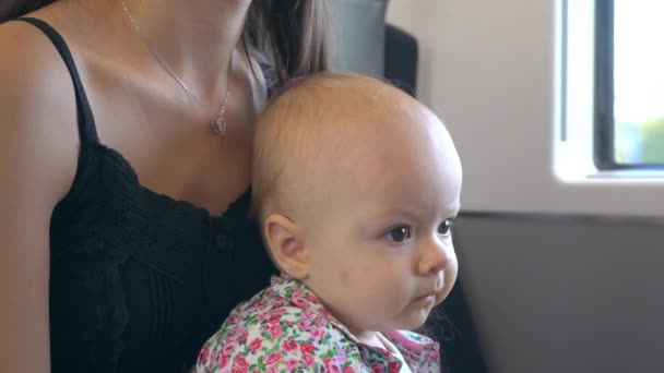 Un bebé comiendo una galleta en el tren — Vídeo de stock