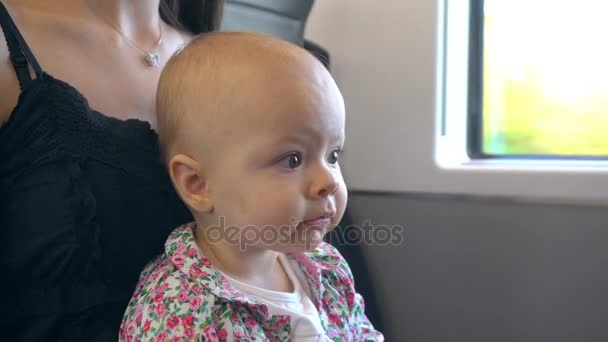 Dítě jí sušenku na vlaku — Stock video
