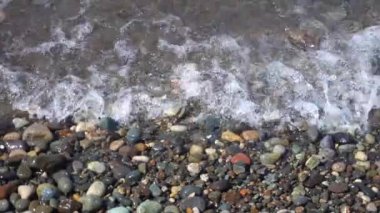 Deniz çakıl ve sahilde okyanus dalgaları