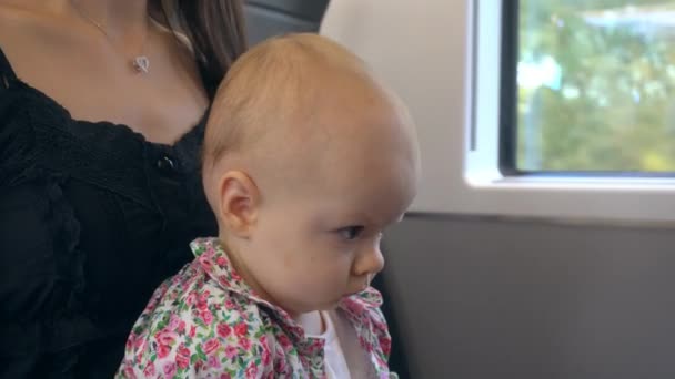 Barn äter ett kex på tåget — Stockvideo