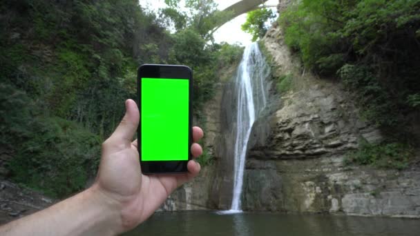 Yeşil Ekranlı Telefonu Tutan Bir El — Stok video