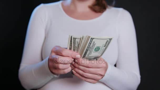 Eine Frau im weißen Pullover mit Bargeld — Stockvideo