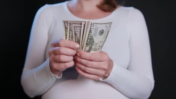 Une femme en pull blanc tenant de l'argent — Video