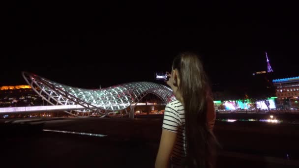 Jovencita tomando fotos del Puente de la Paz . — Vídeo de stock