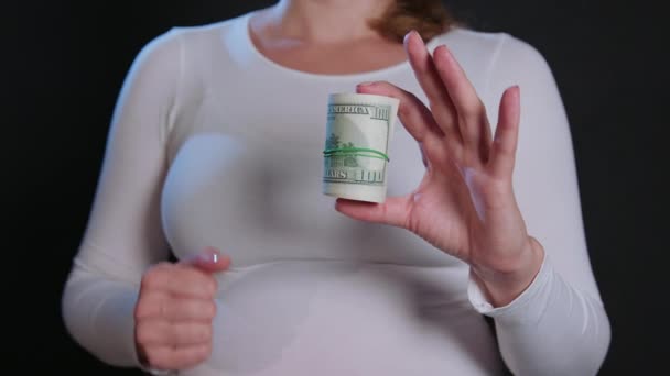 Egy nő a gazdaság készpénz fehér pulóver — Stock videók