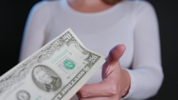 En kvinna i vit tröja ta emot kontanter — Stockvideo
