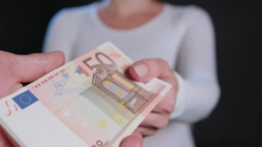 Bir kadın beyaz kazaklı nakit alma
