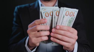 Bir adam siyah ceket ve beyaz gömlek nakit Holding
