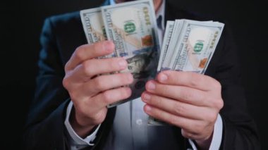 Bir adam siyah ceket ve beyaz gömlek nakit Holding