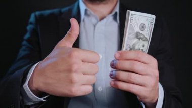Bir adam siyah ceket ve beyaz gömlek nakit Holding