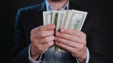 Bir adam siyah ceket ve beyaz gömlek nakit Holding