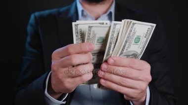 Bir adam siyah ceket ve beyaz gömlek nakit Holding