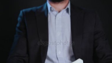 Bir adam siyah ceket ve beyaz gömlek nakit Holding