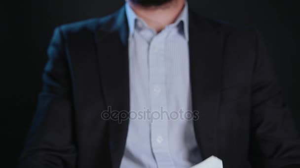 En Man i svart jacka och vit skjorta hålla kontanter — Stockvideo