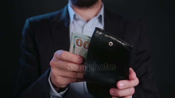 Biznesmen, ukrywanie gotówki w portfelu — Wideo stockowe