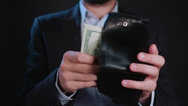 Geschäftsmann versteckt Bargeld in Brieftasche — Stockvideo