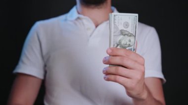 Bir adam beyaz T-Shirt Holding nakit