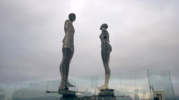 Escultura de metal móvel de um homem e mulher — Vídeo de Stock