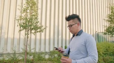 Genç bir adam dışındaki bir telefon kullanma