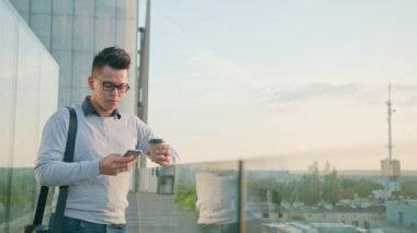 Genç bir adam dışındaki bir telefon kullanma