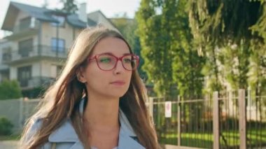 Bir genç bayan yürüyüş ve bir Smartphone kullanarak