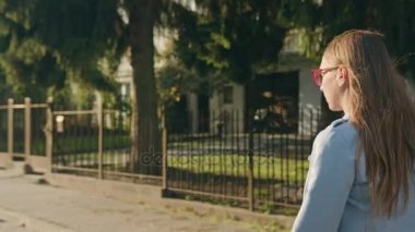 Bir genç bayan yürüyüş ve bir Smartphone kullanarak