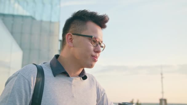 Joven bebiendo en la terraza — Vídeos de Stock