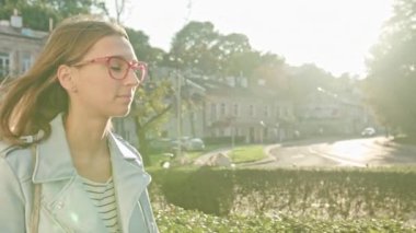 Bir genç bayan yürüyüş ve bir Smartphone kullanarak