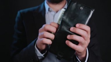 Bir işadamı alarak parayı onun cüzdan