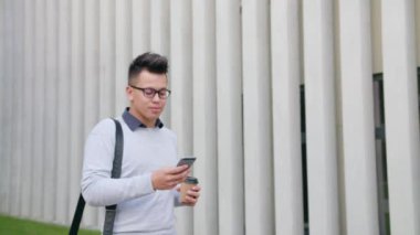 Genç bir adam dışındaki bir telefon kullanma